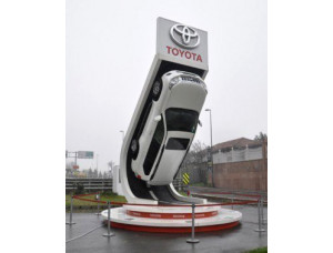 Объемная наружная реклама автомобиль Toyota